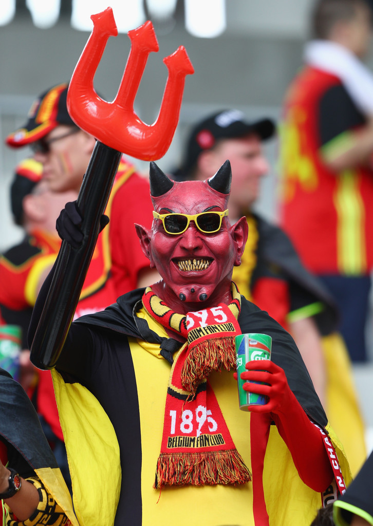 CĐV Bỉ với trang phục của những nhân vật bước ra từ truyện cổ. Ảnh: Internet.