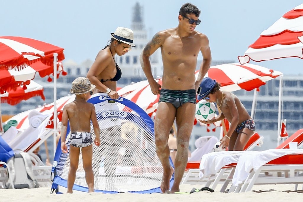 Anh đưa hai cậu con trai Isago và Iago đến Miami để thư giãn. Ảnh: Internet.