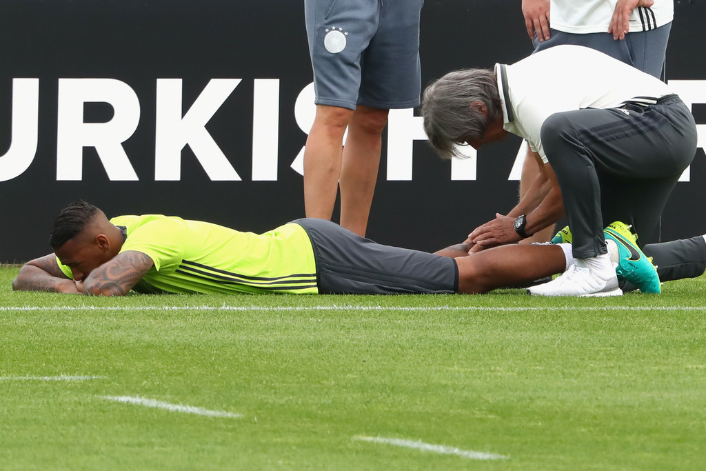 Ảnh bài viết Boateng nằm sân, tuyển Đức lo sốt vó