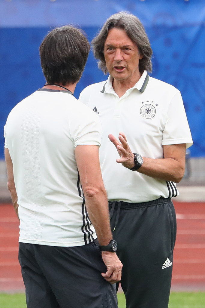 Bác sĩ Hans-Wilhelm Mueller-Wohlfahrt trao đổi tình hinh cụ thể của Boateng cho HLV Joachim Loew. Ảnh: Internet.