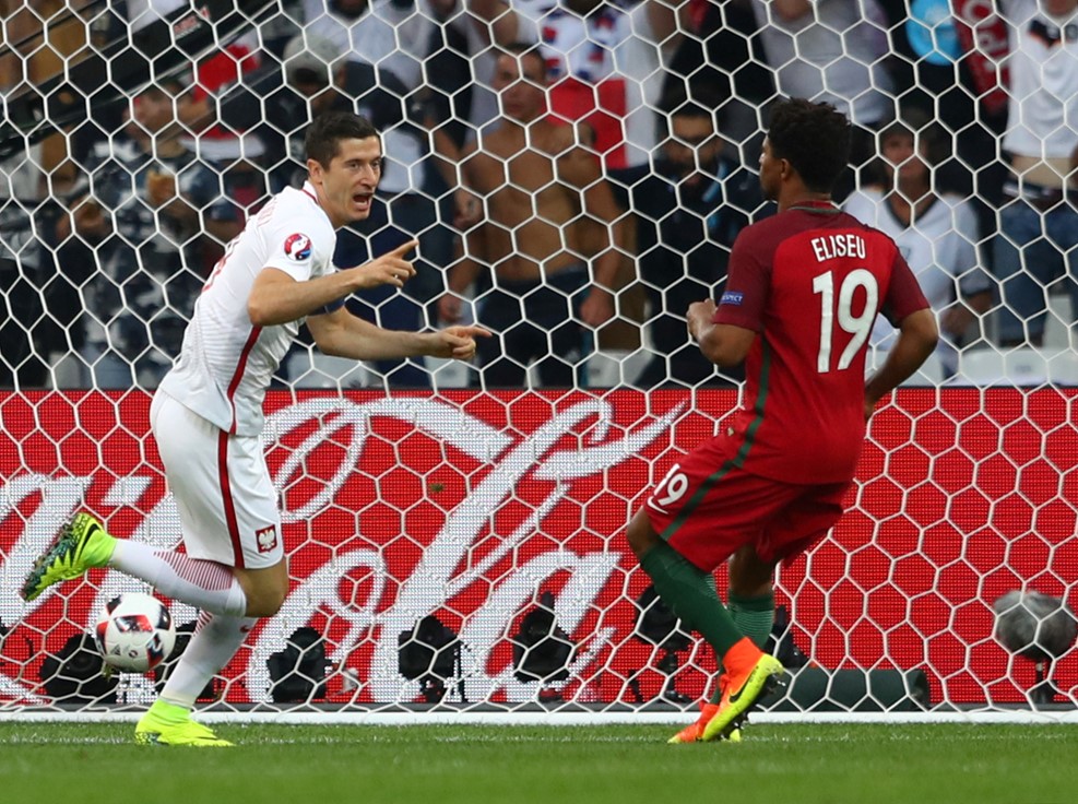 Lewandowski mở tỷ số từ rất sớm. Ảnh: Internet.