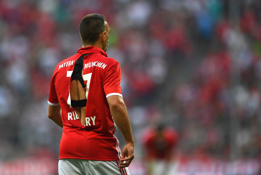 Ảnh bài viết Gặp lại Pep, Ribery chơi cực "sung", rách luôn áo