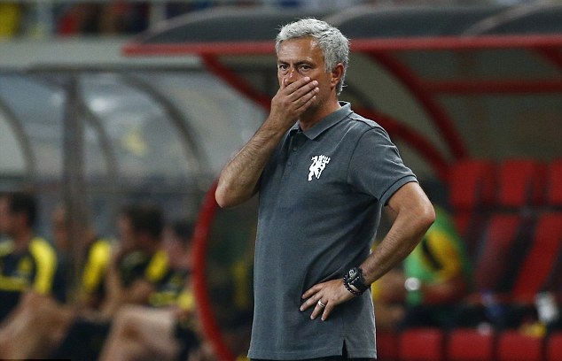 Mourinho chỉ biết bất lực nhìn học trò thi đấu nhạt nhòa. Ảnh: Internet.