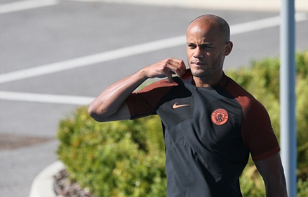 Đội trưởng Vincent Kompany cũng bắt đầu tập luyện trở lại sau chấn thương bắp đùi. Ảnh: Internet.
