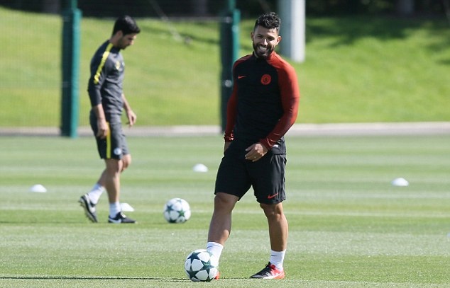 Sergio Aguero vẫn vui vẻ như mọi ngày trên sân tập. Ảnh: Internet.