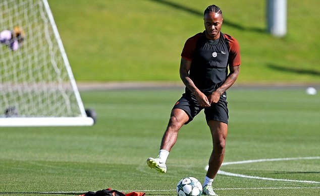 Raheem Sterling nỗ lực tập luyện để chiếm một suất chính thức trong đội hình của Pep. Ảnh: Internet.