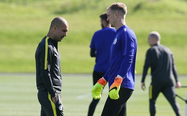 Joe Hart vẫn ra sân tập luyện bình thường dù Pep cho phép anh có thể ra đi bất cứ khi nào bản thân muốn. Ảnh: Internet.