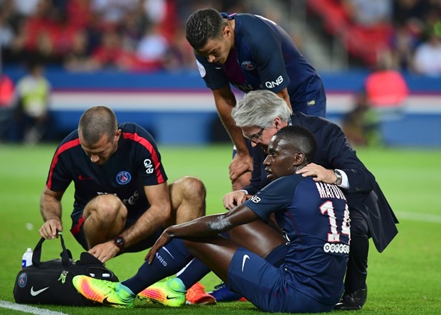Blaise Matuidi bị truy cản và ngã khá nặng trong vòng cấm nhưng trọng tài không thổi penalty cho PSG. Anh phải nhờ đến sự săn sóc của các bác sĩ mới tiếp tục thi đấu. Ảnh: Internet.