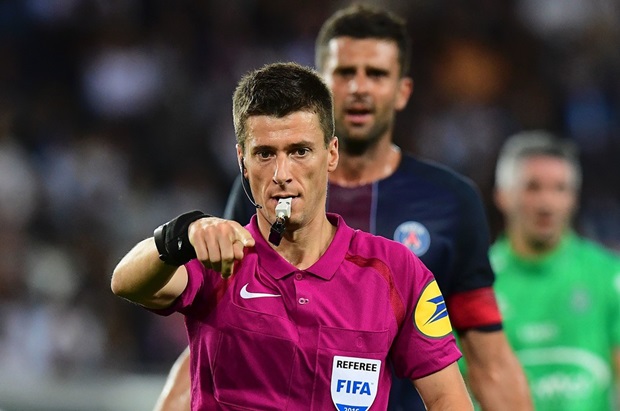 Đến lần ngã thứ hai của Matuidi, trọng tài Benoit Bastien mới thổi còi và cho PSG hưởng một quả penalty. Ảnh: Internet.