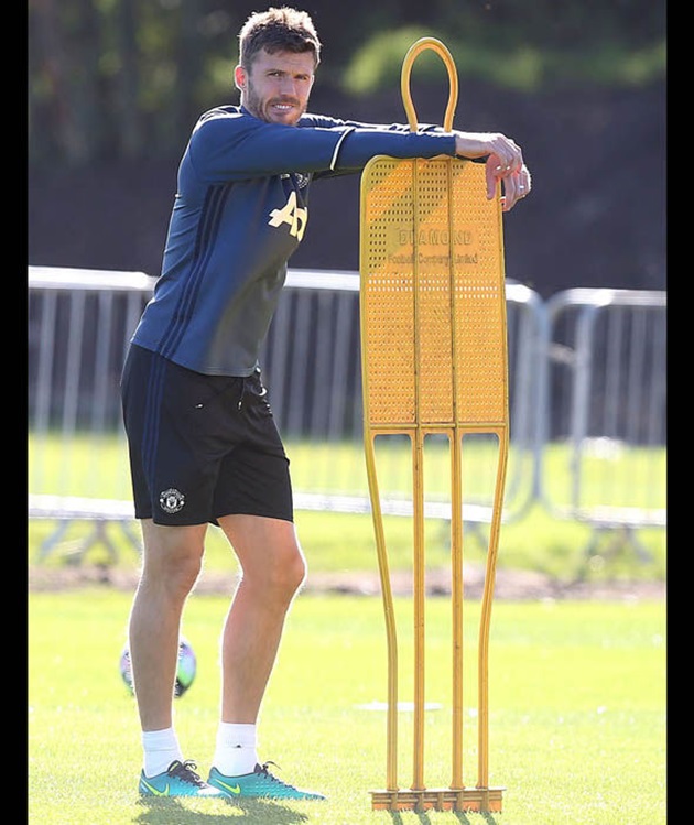 Michael Carrick thấm mệt vì những bài tập của HLV thể lực. Ảnh: Internet.