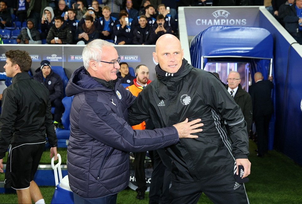 Claudio Ranieri và Stale Solbakken thân thiết trước trận đấu. Ảnh: Internet.