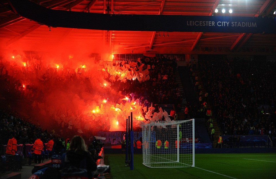 Pháo sáng của NHM đội khách ở một góc khán đài sân King Power. Ảnh: Internet.