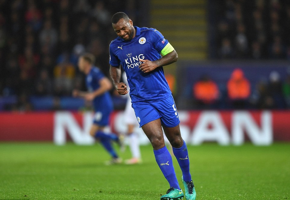 Leicester hú vía với tình huống bị đau của đội trưởng Wes Morgan, cuối cùng mọi chuyện vẫn ổn và mọi người thở phào nhẹ nhõm. Ảnh: Internet.