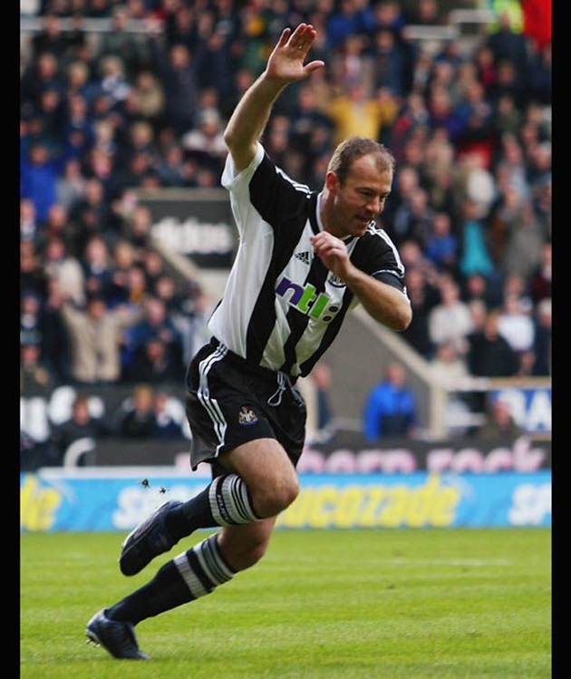2 năm sau, Alan Shearer còn làm tốt hơn khi ghi bàn ở giây thứ 10,3. Ảnh: Internet.