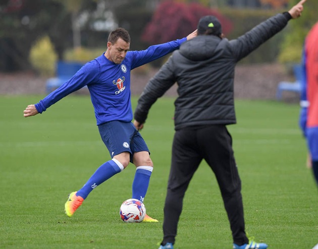 Antonio Conte luôn theo dõi sát sao từng bước tập luyện của học trò. Ảnh: Internet.
