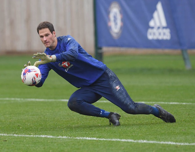 Thủ thành Begovic lấm lem bùn đất vì bài tập ngã người cản phá. Ảnh: Internet.