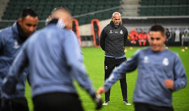 Zinedine Zidane theo dõi các học trò tập luyện. Ảnh: Internet.