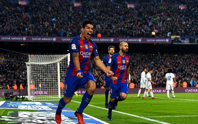 Suarez mở tỷ số bằng một pha đánh đầu. Ảnh: Daily Mail.