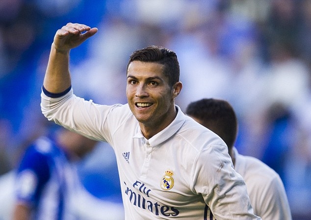 Báo chí Tây Ban Nha loan tin Ronaldo sẽ là chủ nhân của Quả bóng vàng 2016. Ảnh: Daily Mail.