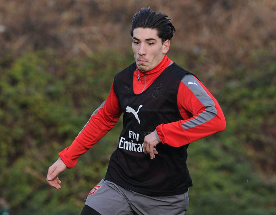 Trong khi đó, Hector Bellerin đã quay lại tập luyện. Ảnh: Express.
