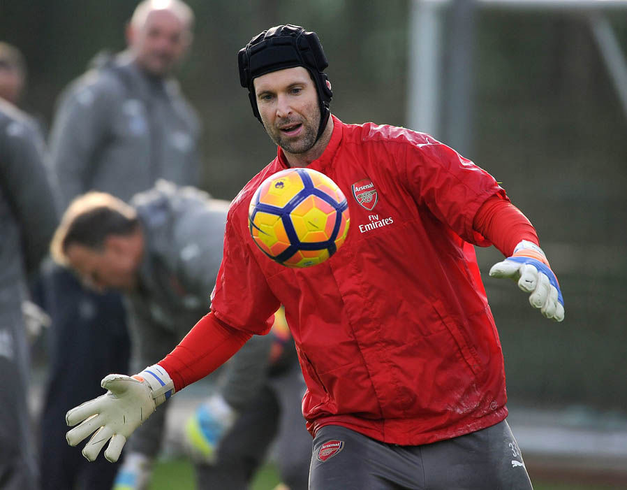 Thủ thành Petr Cech vẫn là sự lựa chọn hàng đầu cho vị trí thủ môn Arsenal lúc này. Ảnh: Express.