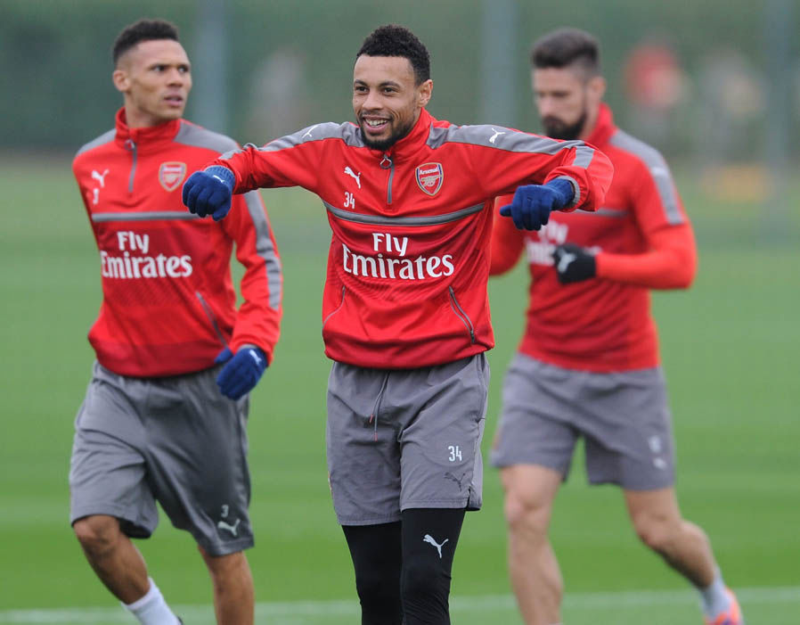 Arsenal hiện đang đứng nhì bảng và kém Chelsea 3 điểm. Ảnh: Express.