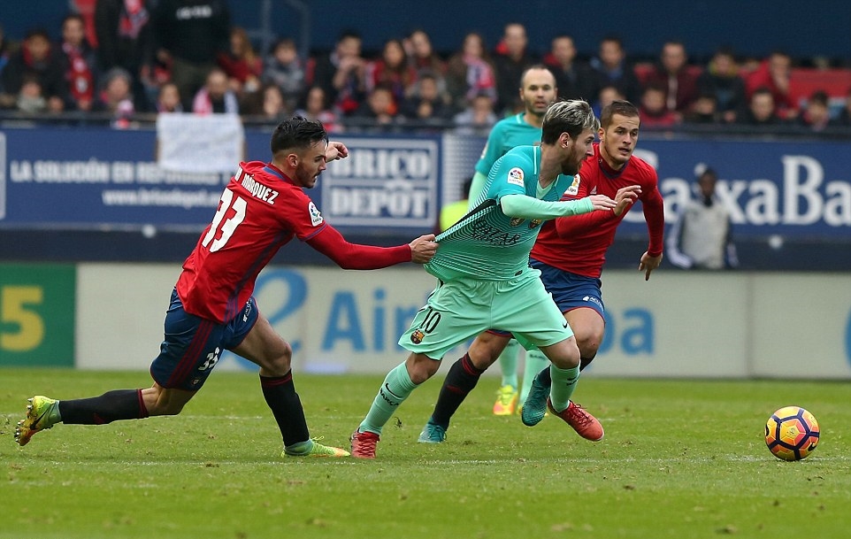 Messi solo ấn định chiến thắng 3-0. Ảnh: Daily Mail.