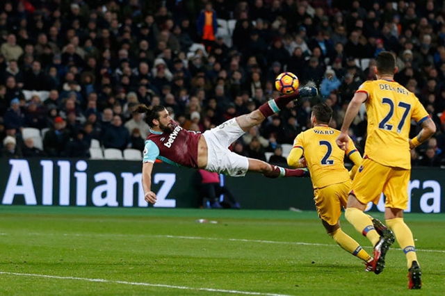 Siêu phẩm của Carroll vào lưới Crystal Palace. Ảnh: Daily Star.