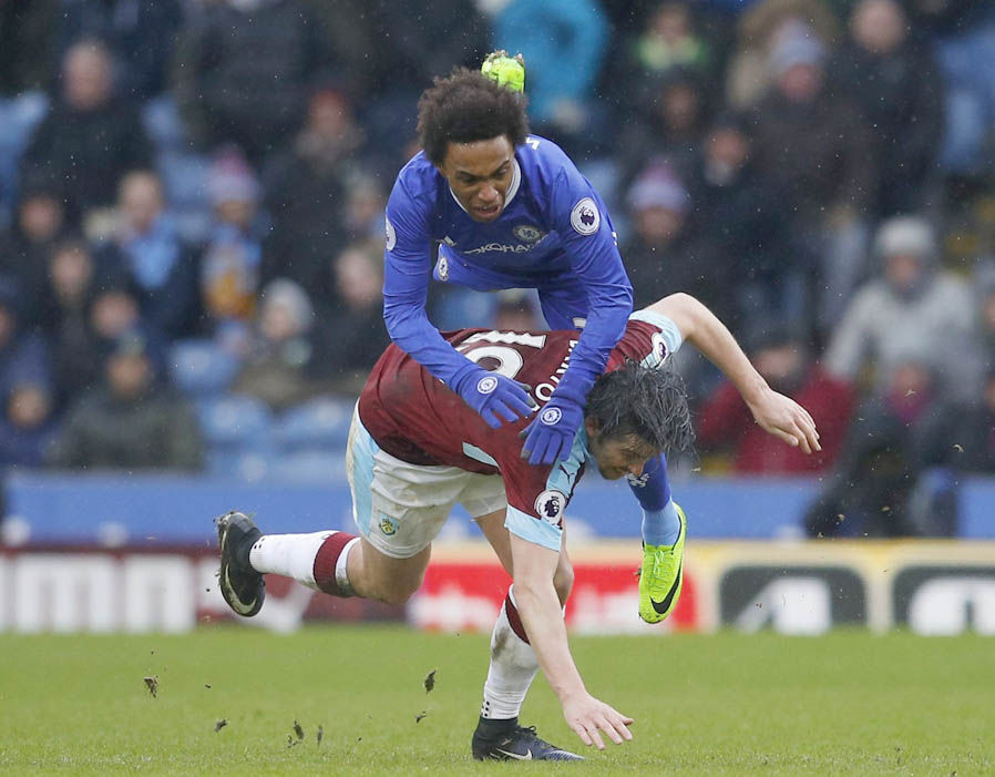 Willian - 5. Vào thay Moses và không gây ấn tượng nhiều. Ảnh: Express.