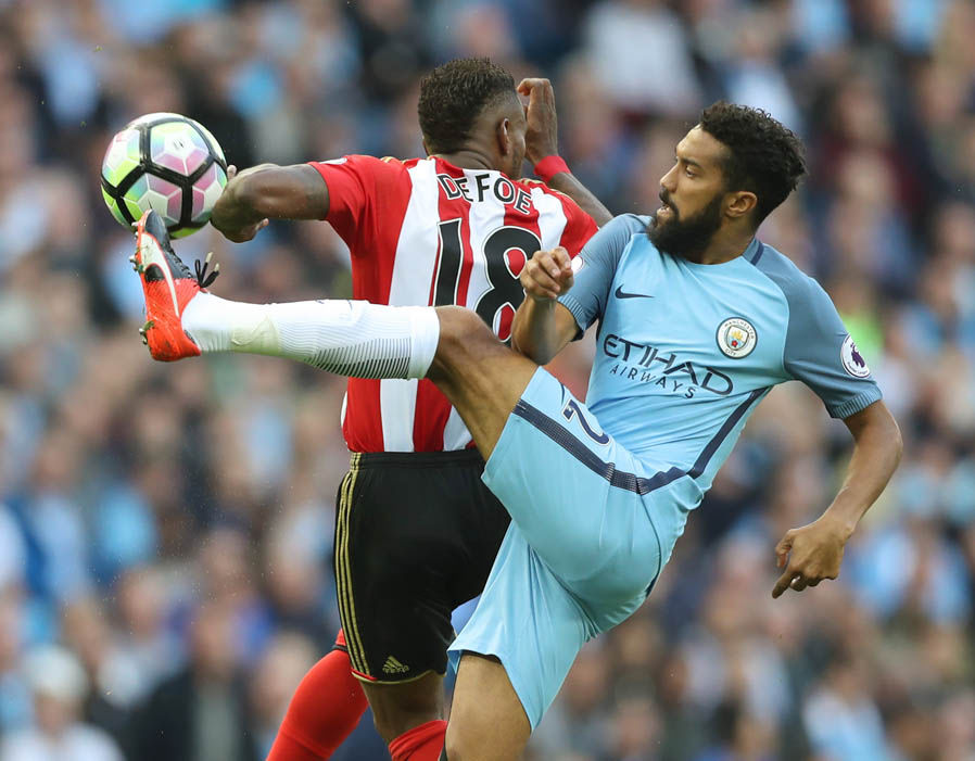 16. Gael Clichy (Arsenal, Manchester City) - 317 trận. Ảnh: Express.