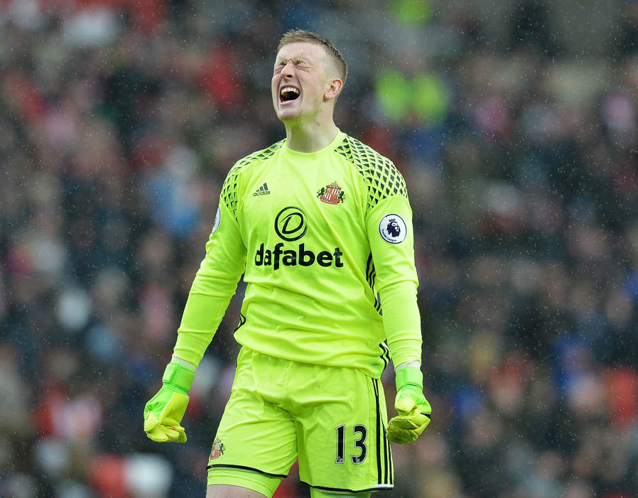 Jordan Pickford (Sunderland) - Dù Sunderland rất chật vật trong mùa này, nhưng Pickford đang là một trong những thủ môn có số lần cứu thua nhiều nhất ở Ngoại hạng Anh. Arsenal đã đưa anh vào kế hoạch chuyển nhượng khi mùa giải này kết thúc.. Ảnh: Express.