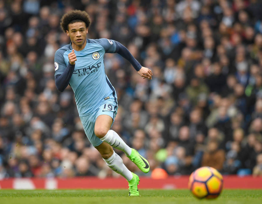 Leroy Sane (Manchester City) - Sane đã gạt bỏ mọi dư luận không tốt về mình khi chấp nhận chuyển đến Man City với mức lương khủng. Thời gian không nhiều nhưng anh đã chứng minh mình hoàn toàn xứng đáng với niềm tin mà Pep Guardiola dành cho. Ảnh: Express.