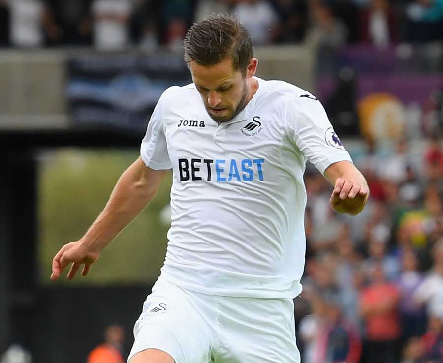 9. Gylfi Sigurdsson - Swansea City -  74 cơ hội. Ảnh: Daily Star.