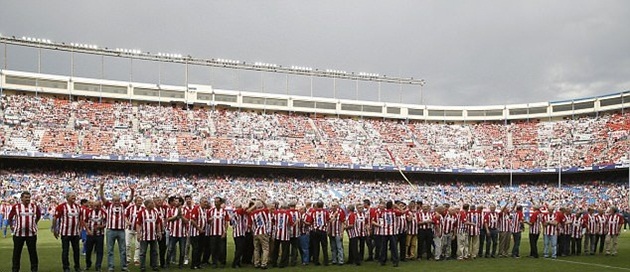 Những huyền thoại có mặt trong trận đấu. Ảnh: Daily Mail.