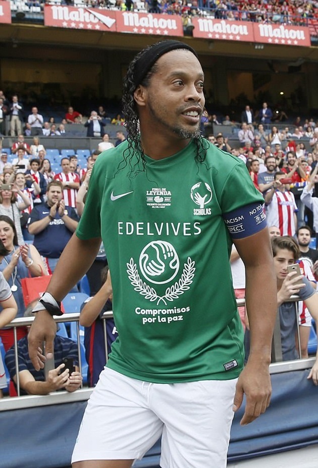 Ronaldinho trong màu áo đội khách. Ảnh: Daily Mail.