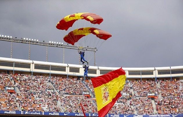 Màn biểu diễn nhảy dù trước trận đấu. Ảnh: Daily Mail.