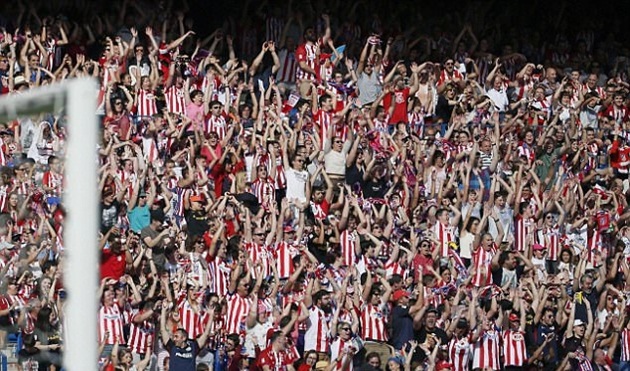 Hàng vạn CĐV Atletico Madrid có mặt trên khán đài. Ảnh: Daily Mail.