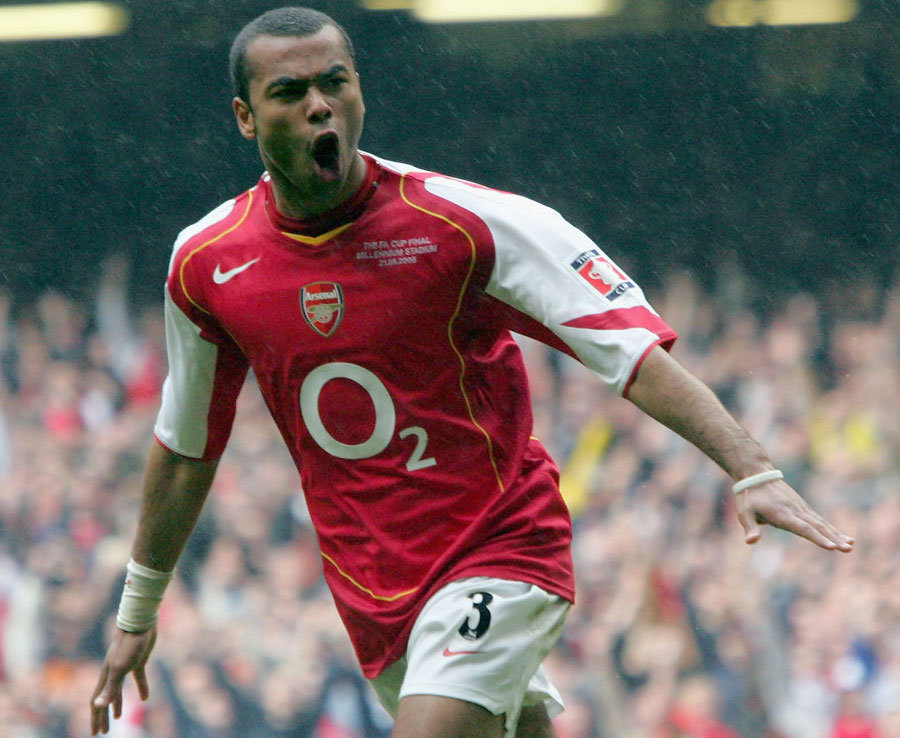 Hậu vệ trái: Ashley Cole. Ảnh: Daily Star.