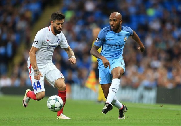 Man City đã sẵn sàng bán Delph (phải).