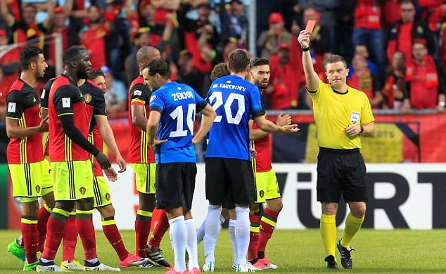 Estonia thiếu người từ cuối hiệp một. Ảnh: Daily Mail.