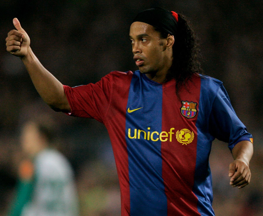 9. Ronaldinho - 354 phiếu bình chọn. Ảnh: Daily Star.
