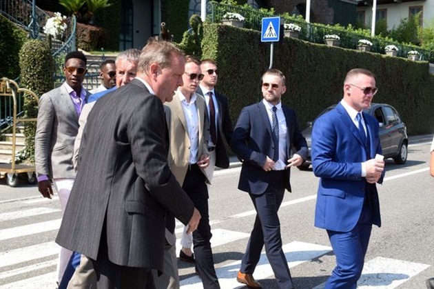 Dàn sao M.U gồm Rooney, Shaw, Jones và cựu tiền đạo Quỷ đỏ Welbeck lịch lãm đến dự. Ảnh: Mirror.