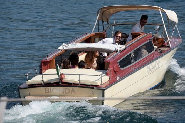 Những vị khách lên thuyền để đến nơi diễn ra hôn lễ. Ảnh: Mirror.