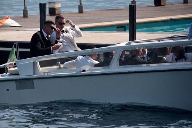 Khách sẽ thưởng thức đồ uống trước khi lên thuyền. Ảnh: Mirror.