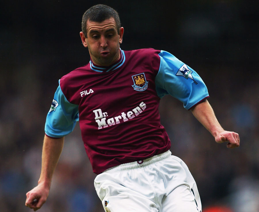 10. Nigel Winterburn (West Ham) - 39 tuổi, 1 tháng, 22 ngày vào thời điểm năm 2003. Ảnh: Daily Star.