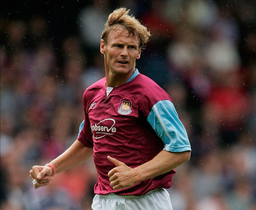 1. Teddy Sheringham (West Ham) - 40 tuổi, 8 tháng, 28 ngày vào thời điểm năm 2006. Ảnh: Daily Star.
