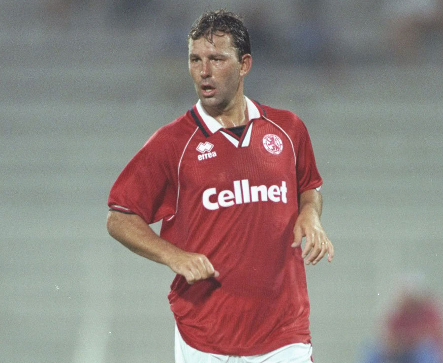 5. Bryan Robson (Middlesbrough) - 39 tuổi, 11 tháng, 31 ngày vào thời điểm năm 1997. Ảnh: Daily Star.
