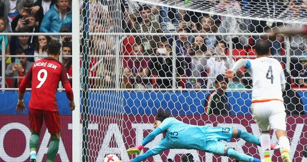 Ochoa tỏa sáng với hàng loạt pha cứu thua xuất thần.
