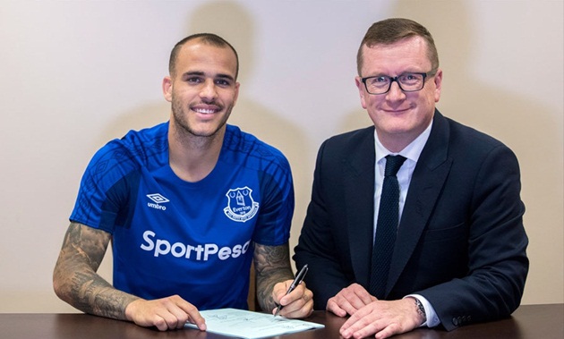 Anh đã đồng ý ký vào bản hợp đồng có thời hạn 4 năm với Everton. Để có được chân sút này, The Toffees đã bỏ ra 5,25 triệu bảng cho Malaga. Ảnh: Daily Star.