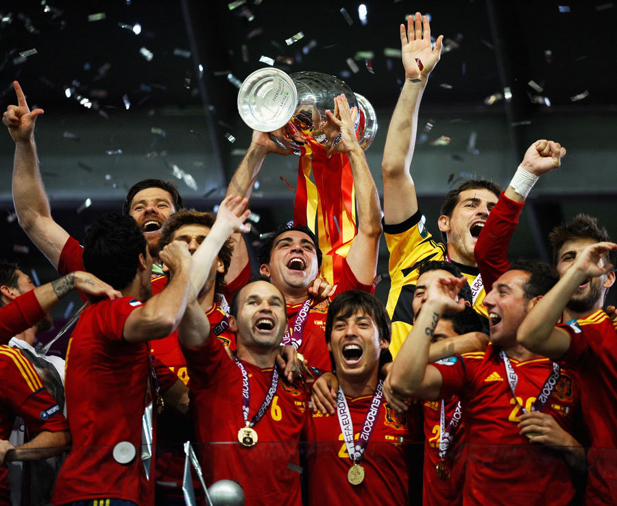 Tây Ban Nha 2012 - La Roja kết thúc 4 năm thần thánh với chức vô địch EURO hai lần liên tiếp. Họ vẫn giữ nguyên lối đá tiqui-taca và bộ khung cực mạnh với Xavi ở trung tâm tuyến giữa. Ảnh: Daily Star.